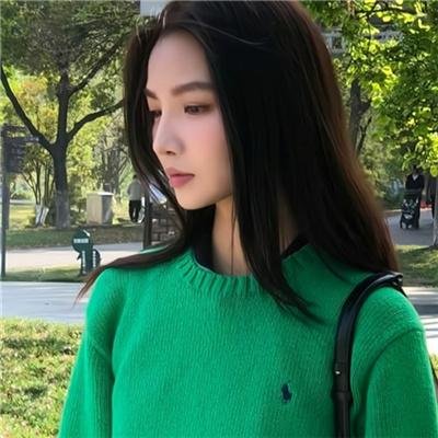 穿条纹衣的男孩